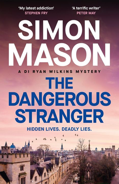 „Simon Mason: The Dangerous Stranger. Hidden Lives. Deadly Lies.“ Häuser in einer Stadt bei Sonnenuntergang.