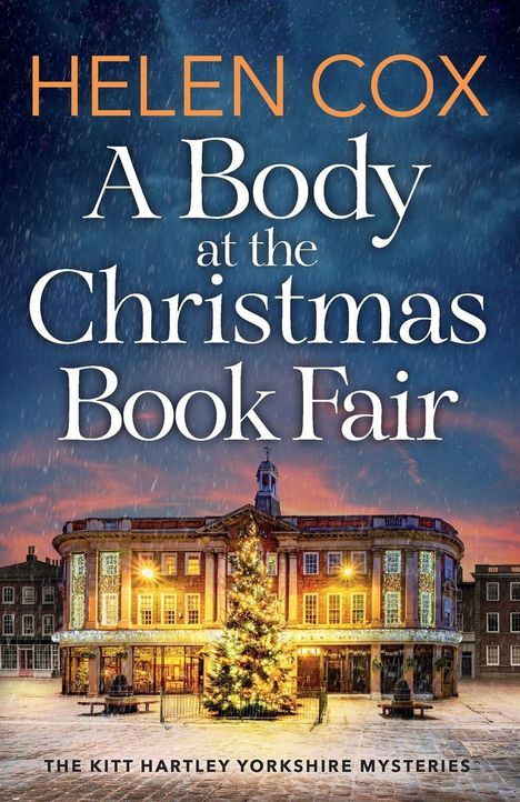 „HELEN COX: A Body at the Christmas Book Fair. THE KITT HARTLEY YORKSHIRE MYSTERIES.“ Ein weihnachtlich beleuchtetes Gebäude im Schnee.