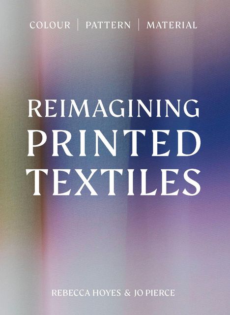 "REIMAGINING PRINTED TEXTILES" steht in großen Buchstaben. Farbverlauf-Hintergrund mit einer Mischung aus Blau- und Erdtönen.