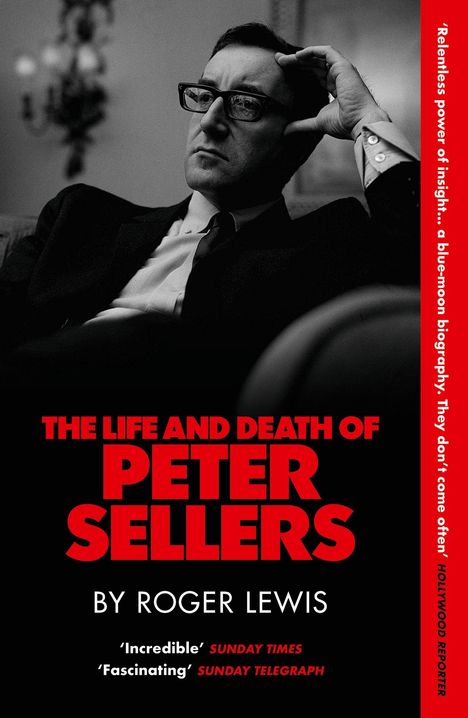 „The Life and Death of Peter Sellers“ von Roger Lewis. Ein nachdenklicher Mann trägt eine Brille, sitzt nachdenklich.