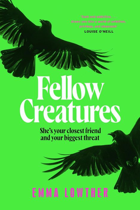 "Fellow Creatures" in Weiß auf grünem Hintergrund mit schwarzen Vögeln. Text darunter: "She’s your closest friend and your biggest threat."