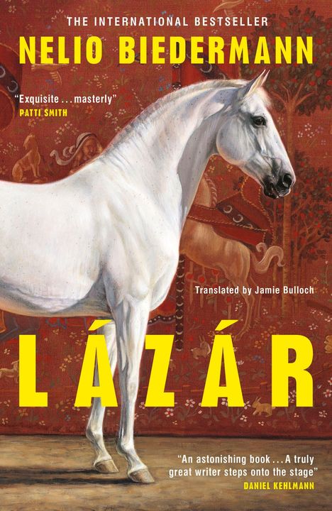 Titel: LÁZÁR, Autor: NELIO BIEDERMANN. Ein weißes Pferd vor rotem, dekorativem Hintergrund.