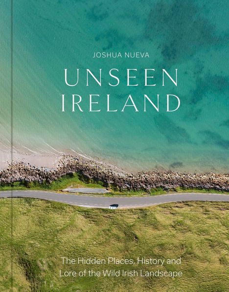 „Unseen Ireland“ von Joshua Nueva. Küstenlinie mit Straße, Steinmauer und Meer in Türkistönen.