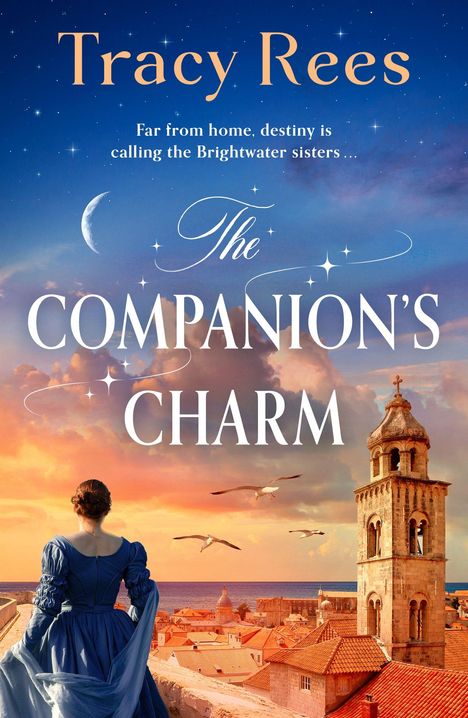 Text: "Tracy Rees. Far from home, destiny is calling the Brightwater sisters... The Companion’s Charm." 

Eine Frau in blauem Kleid schaut auf eine Küstenstadt bei Sonnenuntergang.