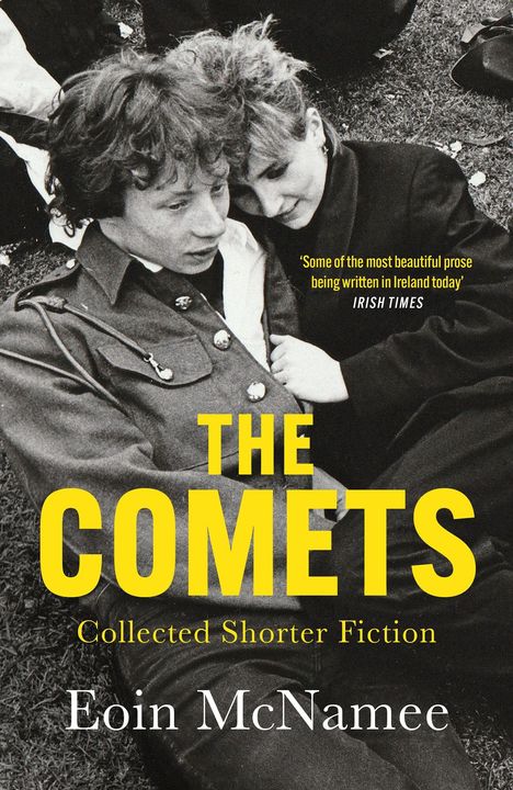„THE COMETS“, ein Buchcover mit einem schwarz-weißen Foto eines jungen Paares, das sich auf einer Wiese anlehnt.