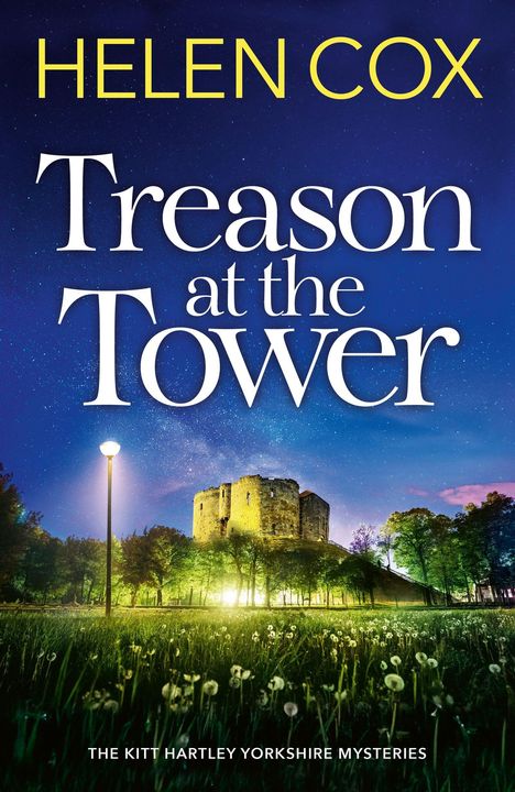 Titel: "Treason at the Tower" von Helen Cox. Ein nächtlicher Himmel über einem beleuchteten alten Turm mit blühenden Wiesen im Vordergrund.
