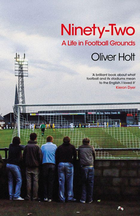 „Ninety-Two: A Life in Football Grounds“ von Oliver Holt. Zuschauer stehen am Spielfeldrand, während ein Spiel läuft.