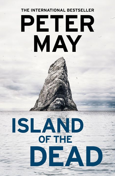 Text: "The International Bestseller Peter May Island of the Dead." Ein großer Felsen ragt aus dem Meer unter bewölktem Himmel.