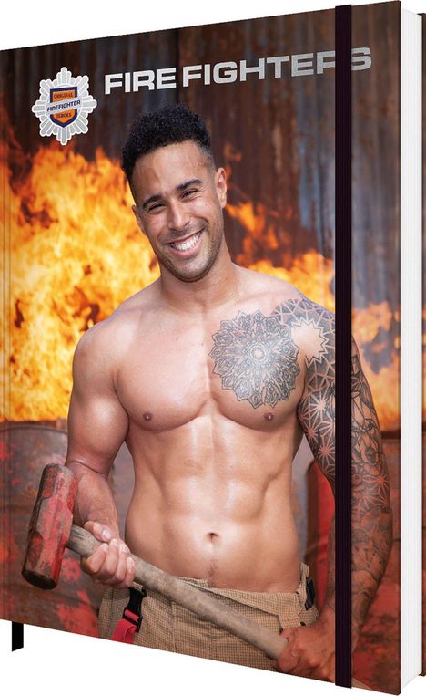 "Fire Fighters" oben, ein lächelnder, muskulöser Mann mit einem großen Tattoo und Vorschlaghammer, im Hintergrund Flammen.