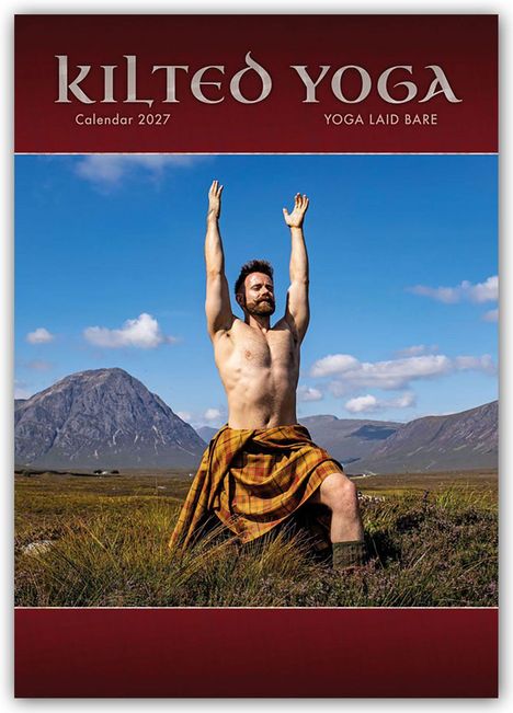 "Kilted Yoga" Kalender 2027. Ein Mann im Kilt macht Yoga in einer bergigen Landschaft unter blauem Himmel.