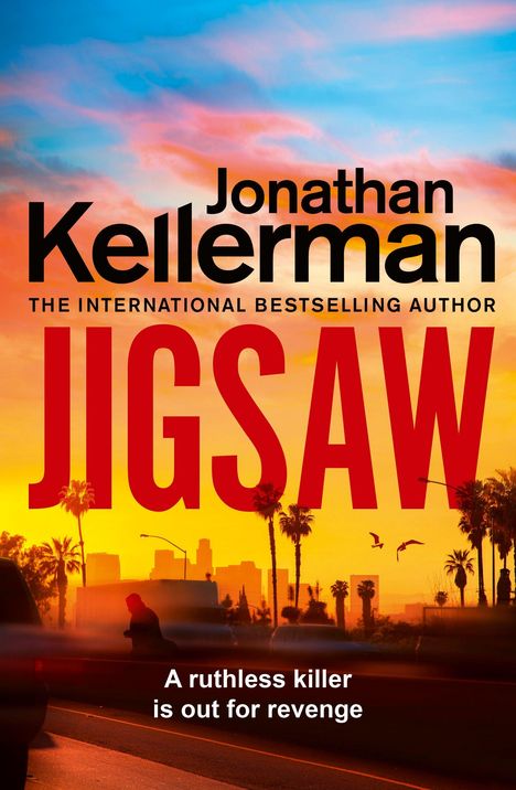 "Jonathan Kellerman, Jigsaw. A ruthless killer is out for revenge." Sonnenuntergang, Palmen, ein Mann auf einer Straße.