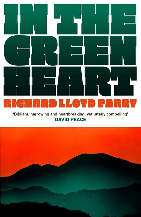 Titel: "IN THE GREEN HEART" von Richard Lloyd Parry. Zitat von David Peace. Darunter grüne Berge vor orangenem Himmel.