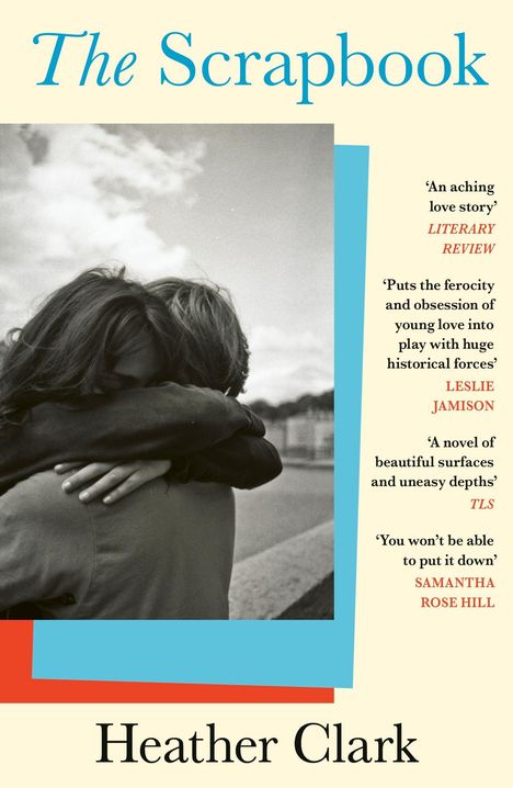 "The Scrapbook" – Zitate von LITERARY REVIEW, LESLIE JAMISON, TLS, SAMANTHA ROSE HILL. Heather Clark. Zwei Menschen umarmen sich.