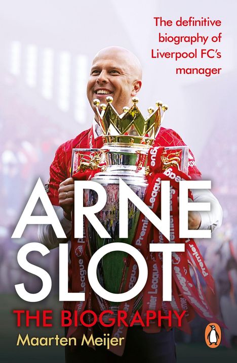 "The definitive biography of Liverpool FC’s manager. ARNE SLOT, THE BIOGRAPHY, Maarten Meijer." Ein Trainer mit Pokal.