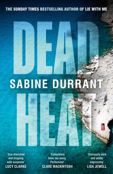 Texte: "DEAD HEAT", "Sabine Durrant". Klippe am klaren Meer, eine Person liegt auf einem roten Handtuch.