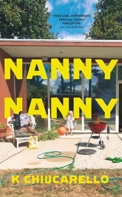 Texte im Bild: "NANNY NANNY" und "K CHIUCARELLO". Ein Kind steht neben einem brennenden Grill.