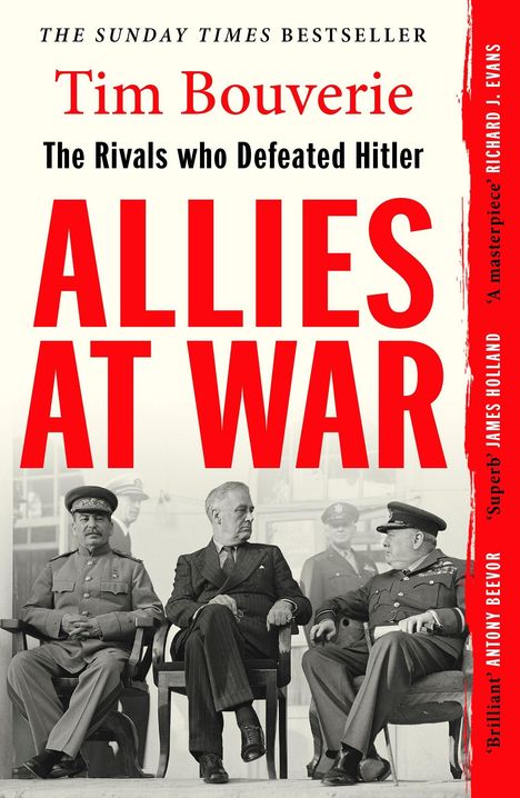 "Allies at War" steht groß in Rot. Darunter sitzen drei historisch bedeutende Männer nebeneinander in Uniformen und Anzügen.