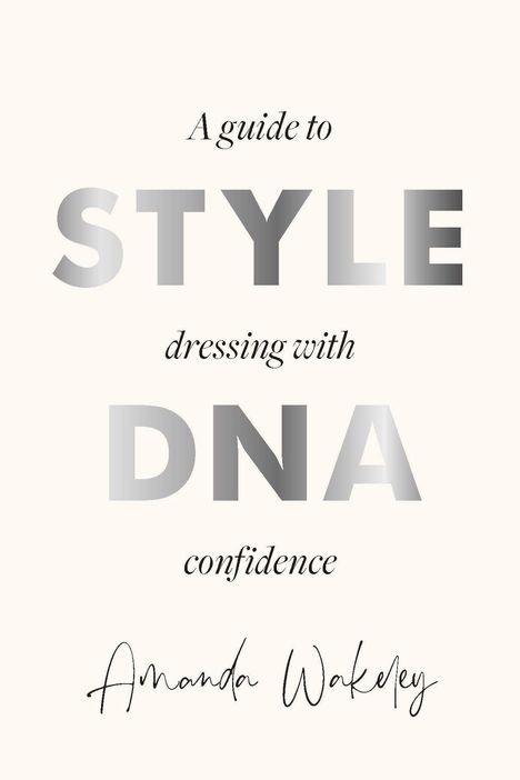 "A guide to STYLE dressing with DNA confidence. Amanda Wakeley." Elegante Serifenschrift auf hellem Hintergrund.