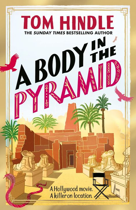 Titel: "A Body in the Pyramid". Untertitel: "A Hollywood movie. A killer on location." Illustration mit Pyramide, Palmen und Sphinxen.