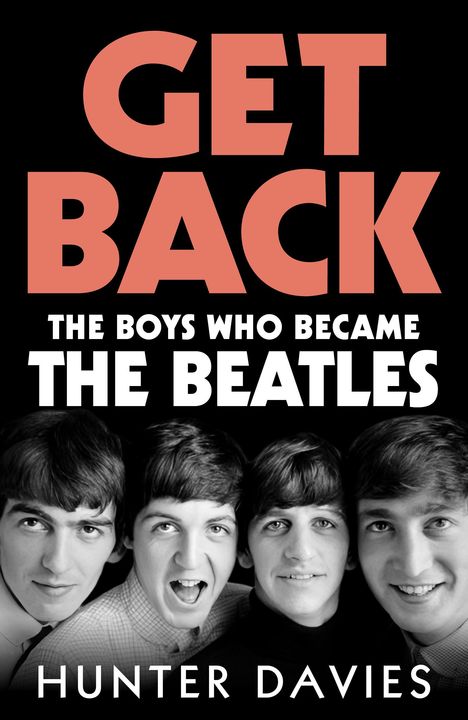 "GET BACK", "THE BOYS WHO BECAME THE BEATLES", "HUNTER DAVIES", "DRAFT" auf Schwarzweißfoto von vier jungen Männern.