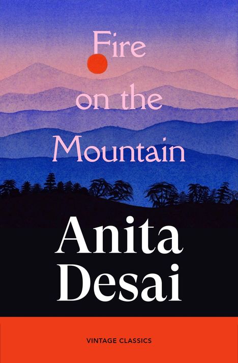 "Fire on the Mountain" von Anita Desai. Illustration: Berge im blauen und rosa Licht mit roter Sonne.