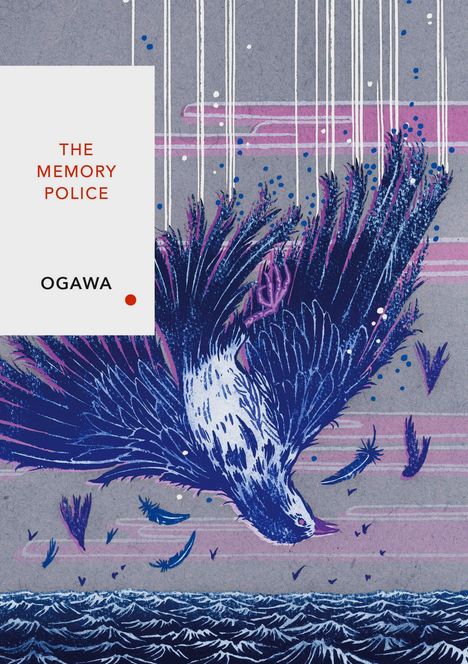 Text: "THE MEMORY POLICE, OGAWA".
Illustration: Ein Vogel fällt kopfüber, umgeben von Federn über welligem Wasser.