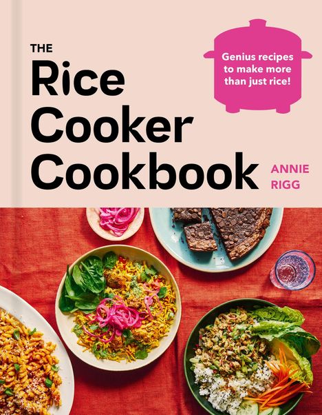 "The Rice Cooker Cookbook" von Annie Rigg. Oben ein rosa Topf mit: "Genius recipes to make more than just rice!" Unten verschiedene bunte Gerichte auf Tellern.