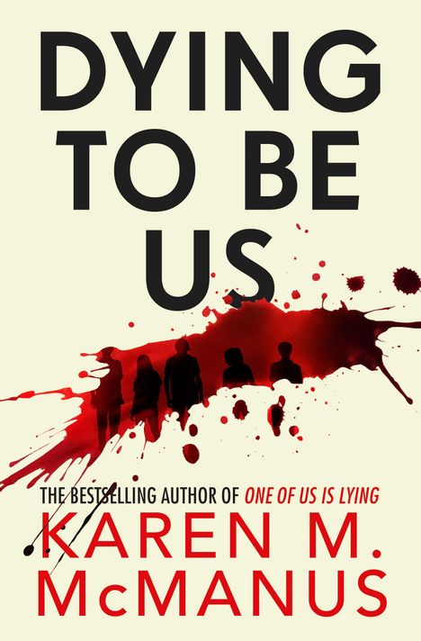 Text: "DYING TO BE US" und "KAREN M. McMANUS". Silhouetten vor blutigem Hintergrund.