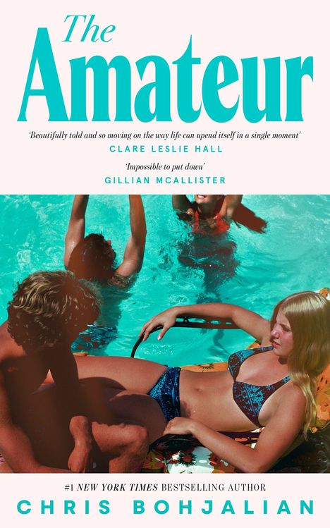"The Amateur" von Chris Bohjalian. Menschen entspannen und schwimmen in einem Pool unter blauem Himmel.