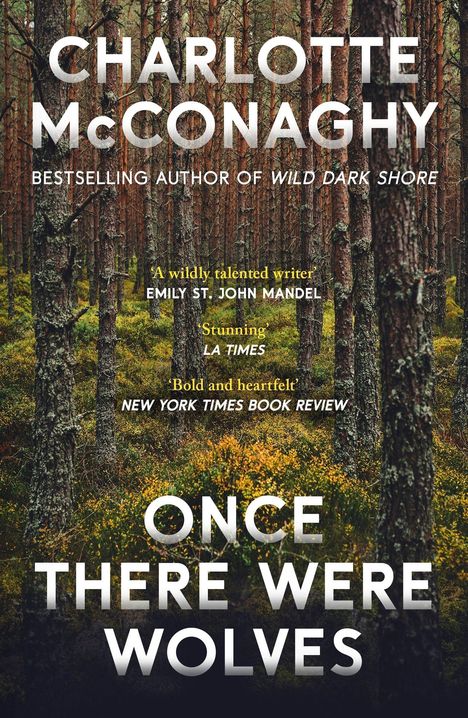 Texte: "Charlotte McConaghy", "Once There Were Wolves", Zitate von Emily St. John Mandel, LA Times, New York Times Book Review. Hintergrund: Wald.