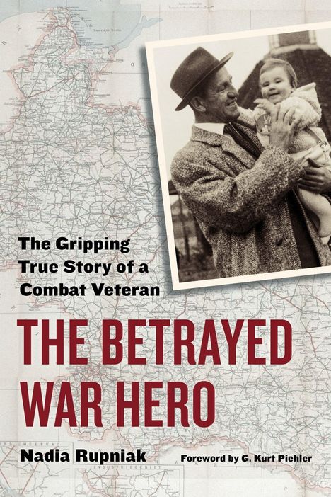 Titel: "The Betrayed War Hero". Eine Karte als Hintergrund. Foto: Ein Mann mit Hut hält ein lachendes Kind.