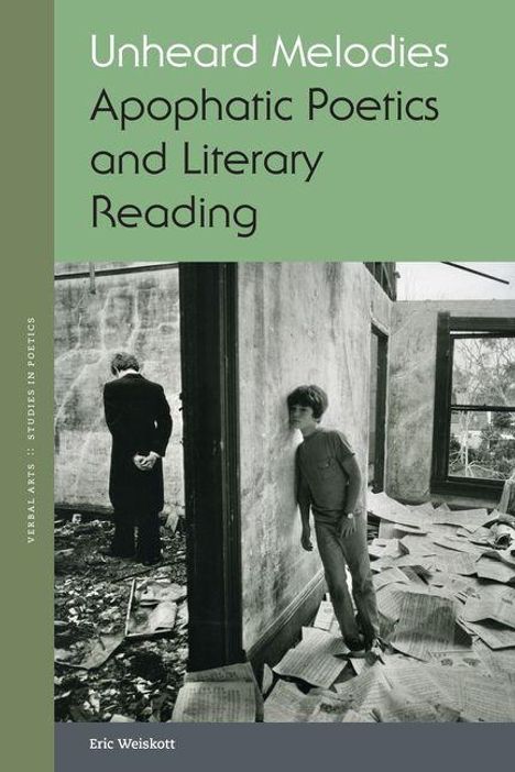 "Unheard Melodies: Apophatic Poetics and Literary Reading" von Eric Weiskott. Foto: Junge lehnt an Ruinen.