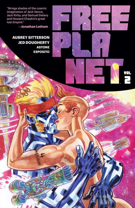 „FREE PLANET VOL 2“ in großen Buchstaben. Zwei Figuren küssen sich leidenschaftlich vor einem futuristischen Hintergrund.