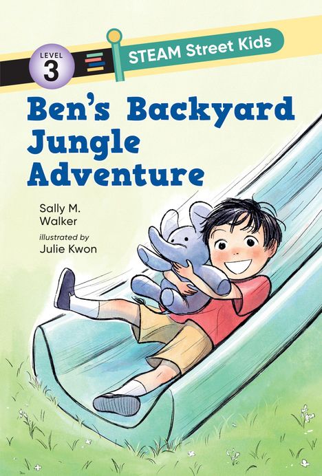„Ben’s Backyard Jungle Adventure“, Level 3. Kind mit Stofftier rutscht lächelnd eine Rutsche herunter.