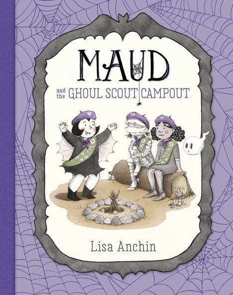 „MAUD and the GHOUL SCOUT CAMPOUT“ von Lisa Anchin. Drei Kinder in Kostümen am Lagerfeuer, Spinnweben-Hintergrund.