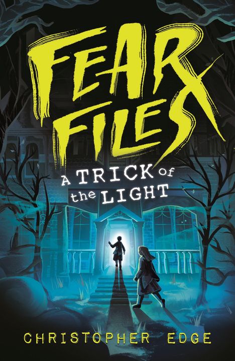 „FEAR FILES“, „A TRICK OF the LIGHT“, „CHRISTOPHER EDGE“ in einer leuchtenden Grafik vor einem geheimnisvollen Haus.