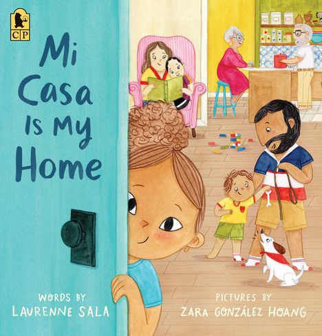 "Mi Casa Is My Home" steht in blauen Buchstaben. Eine Familie ist im Wohnzimmer; ein Mädchen schaut um die Tür. Links oben ein Logo.