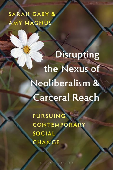 "Disrupting the Nexus of Neoliberalism & Carceral Reach" steht in Weiß auf einem Maschendrahtzaun mit Blume.