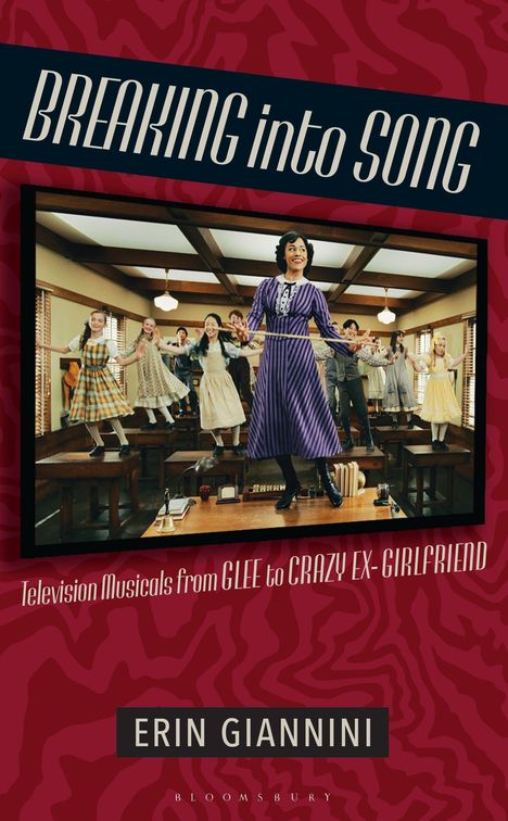 "BREAKING into SONG", "Television Musicals from Glee to Crazy Ex Girlfriend", "ERIN GIANNINI". Frau tanzt in Klassenzimmer.