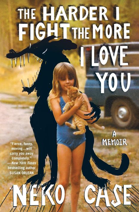 Ein Kind in Badeanzug hält eine Katze. Im Hintergrund ein Auto. Text: "THE HARDER I FIGHT THE MORE I LOVE YOU".