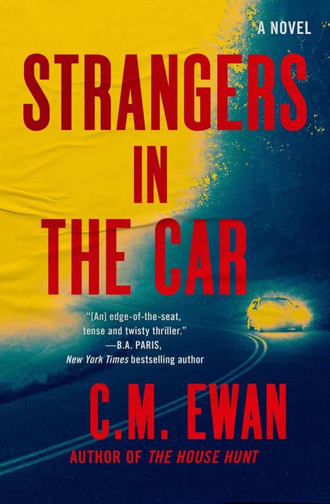 "STRANGERS IN THE CAR", Buch von C.M. Ewan. Gelber Hintergrund, Auto mit Scheinwerfern auf dunkler Straße.