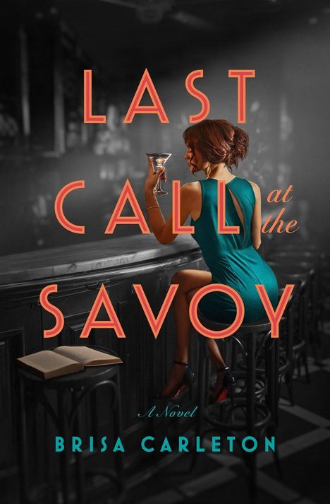 „Last Call at the Savoy“ und „A Novel“ von Brisa Carleton. Eine Frau in einem blauen Kleid hält ein Martini-Glas an einer Bar.