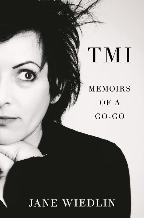TMI: MEMOIRS OF A GO-GO. JANE WIEDLIN. Schwarz-weißes Cover, Frau mit dunklem Haar, nachdenklicher Ausdruck, schaut nach links.