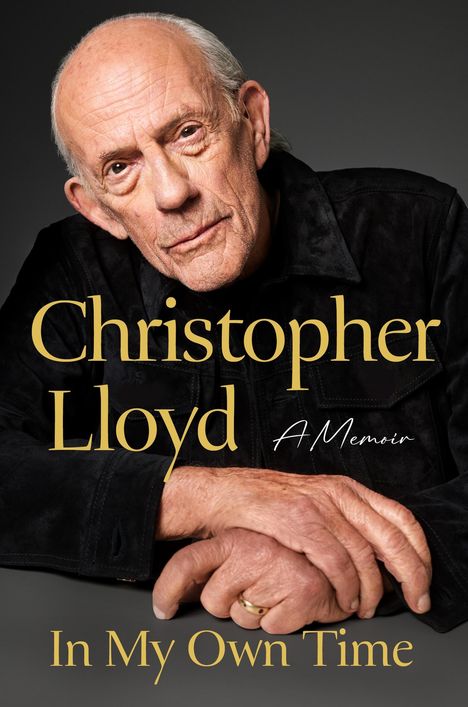 "Christopher Lloyd: A Memoir" und "In My Own Time". Ein älterer Mann lehnt sich auf seine Hände.