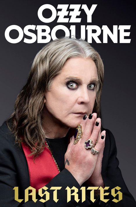"OZZY OSBOURNE" oben und "LAST RITES" unten. Ein älterer Mann mit langen Haaren, starkem Make-up und auffälligen Ringen.