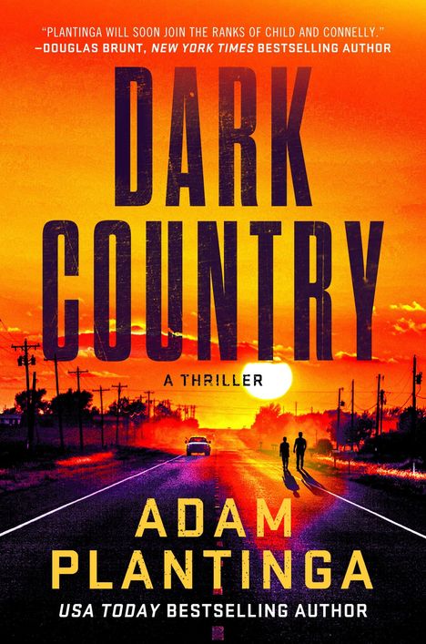 „DARK COUNTRY“, „A THRILLER“ von Adam Plantinga, gelbe Schrift vor Sonnenuntergang, Silhouetten auf Straße.