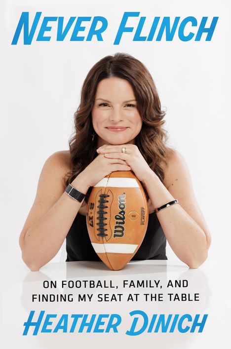 „Never Flinch“ oben, „On Football, Family, and Finding My Seat at the Table“ darunter, „Heather Dinich“ unten. Frau mit Football.