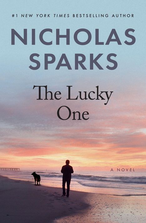 Text: "Nicholas Sparks, The Lucky One, A Novel." Silhouette von Mann und Hund am Strand bei Sonnenuntergang.