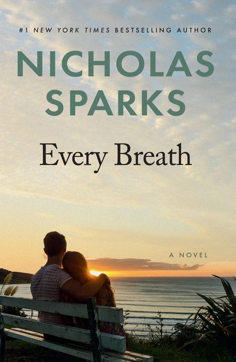 Texte: "NICHOLAS SPARKS", "Every Breath", "A NOVEL". Illustration: Paar sitzt auf einer Bank und blickt aufs Meer bei Sonnenuntergang.