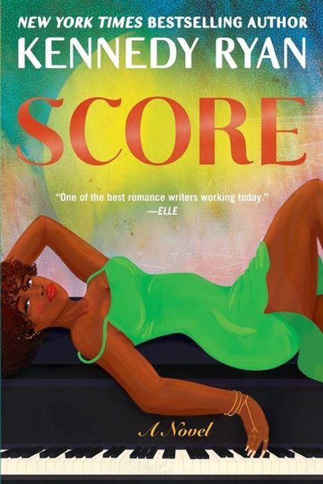 KENNEDY RYAN, SCORE, Zitat von ELLE. Illustration: Frau in grünem Kleid liegt auf einem Klavier mit Sonnenhintergrund.